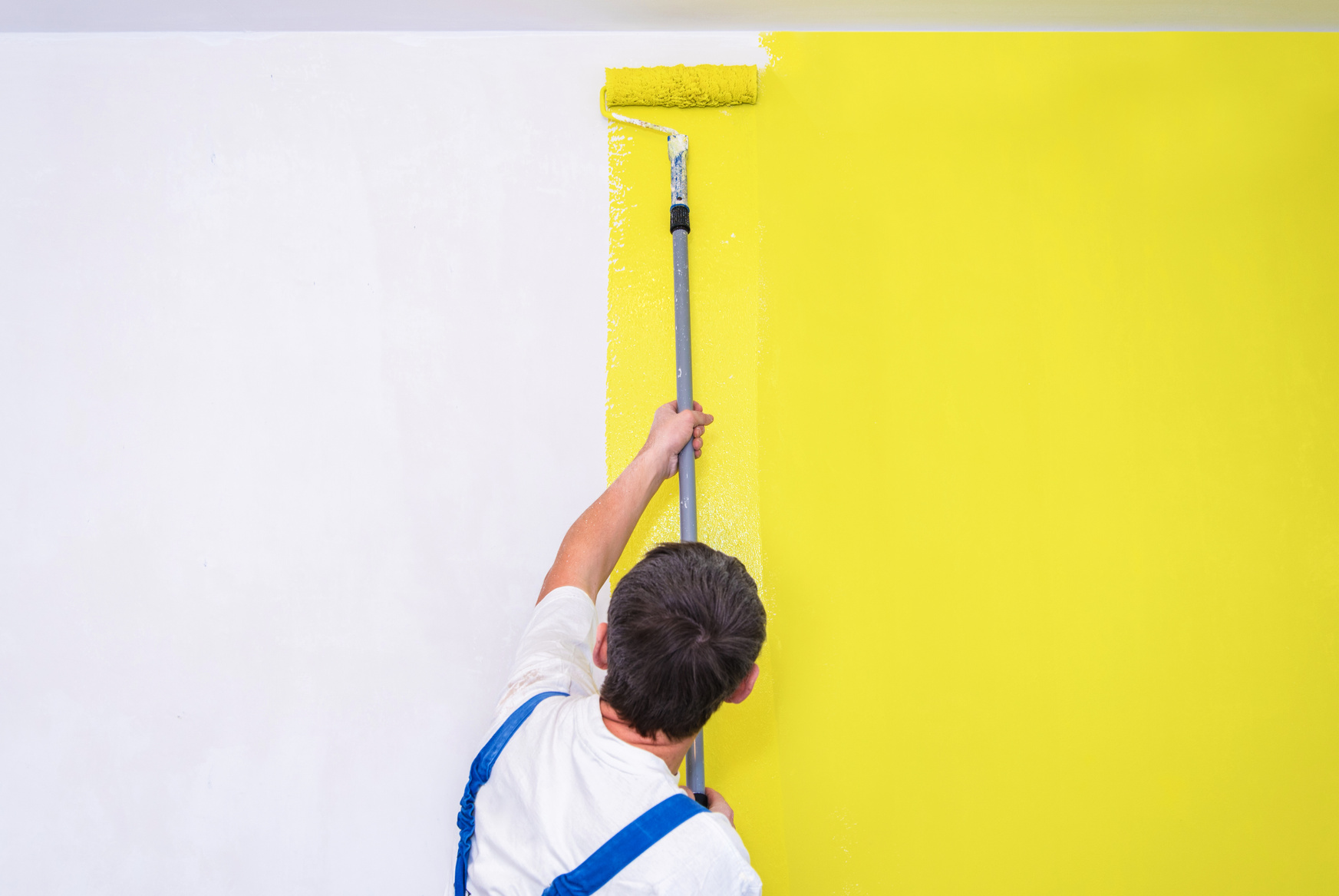 Painter use paint roller